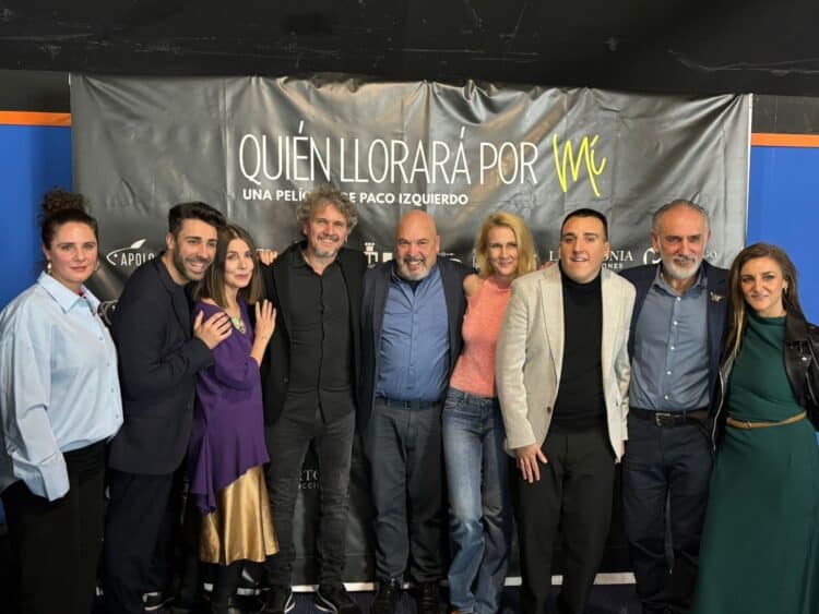 El elenco de la película, entre los que se encuentran Geni Uñón (c) y Cristina Ortiz (i)./ E.A.