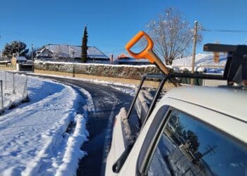Un vehículo municipal limpia las calles de Palazuelos de Eresma./AYUNTAMIENTO PALAZUELOS DE ERESMA