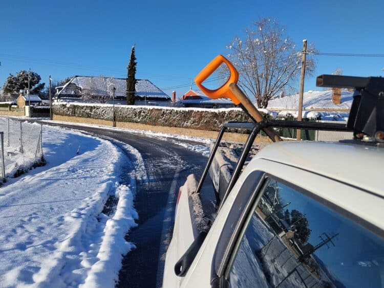 Un vehículo municipal limpia las calles de Palazuelos de Eresma./AYUNTAMIENTO PALAZUELOS DE ERESMA