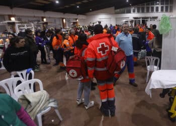Aspecto que presenta este domingo el polideportivo de Adamuz, en Córdoba, al que están siendo trasladados los heridos leves en el accidente de trenes que ha costado la vida al menos a 21 personas, así como familiares de los viajeros. EFE/Salas