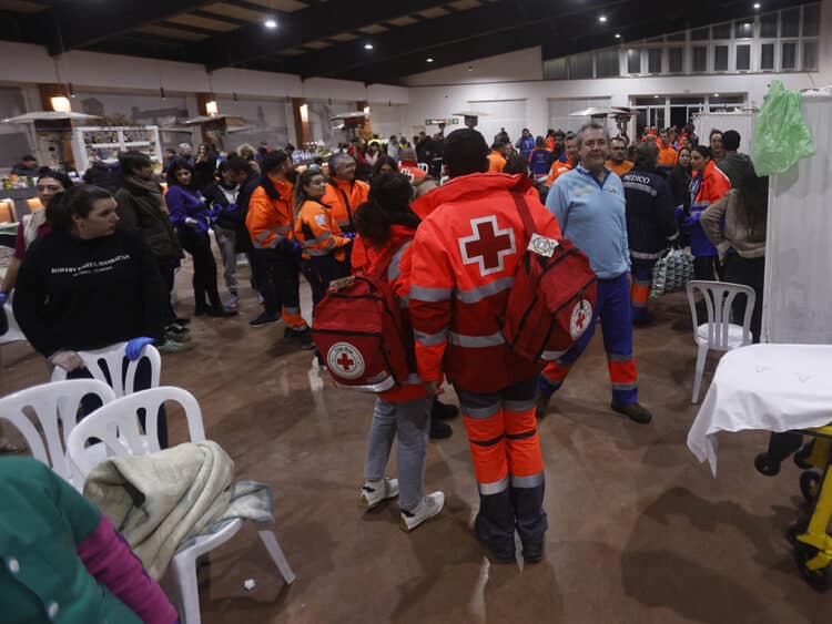 Aspecto que presenta este domingo el polideportivo de Adamuz, en Córdoba, al que están siendo trasladados los heridos leves en el accidente de trenes que ha costado la vida al menos a 21 personas, así como familiares de los viajeros. EFE/Salas