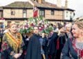 Las aguederas acompañan en procesión a la Virgen de Santa Águeda en la plaza de San Lorenzo