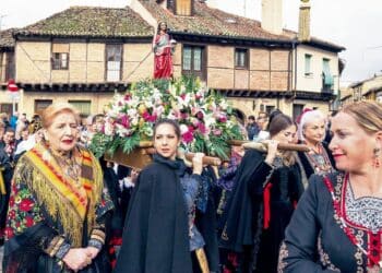 Las aguederas acompañan en procesión a la Virgen de Santa Águeda en la plaza de San Lorenzo