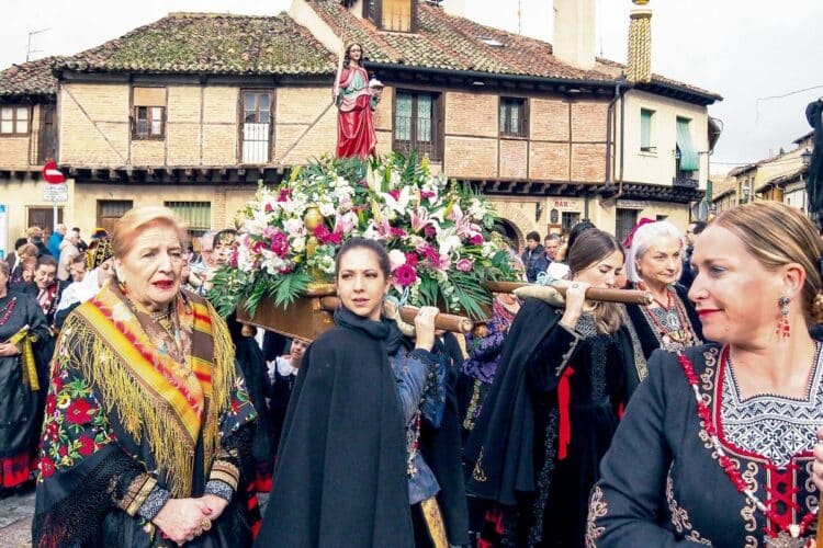 Los grupos y cofradías de aguederas proliferan en los barrios de la capital 1 Las aguederas acompañan en procesión a la Virgen de Santa Águeda en la plaza de San Lorenzo