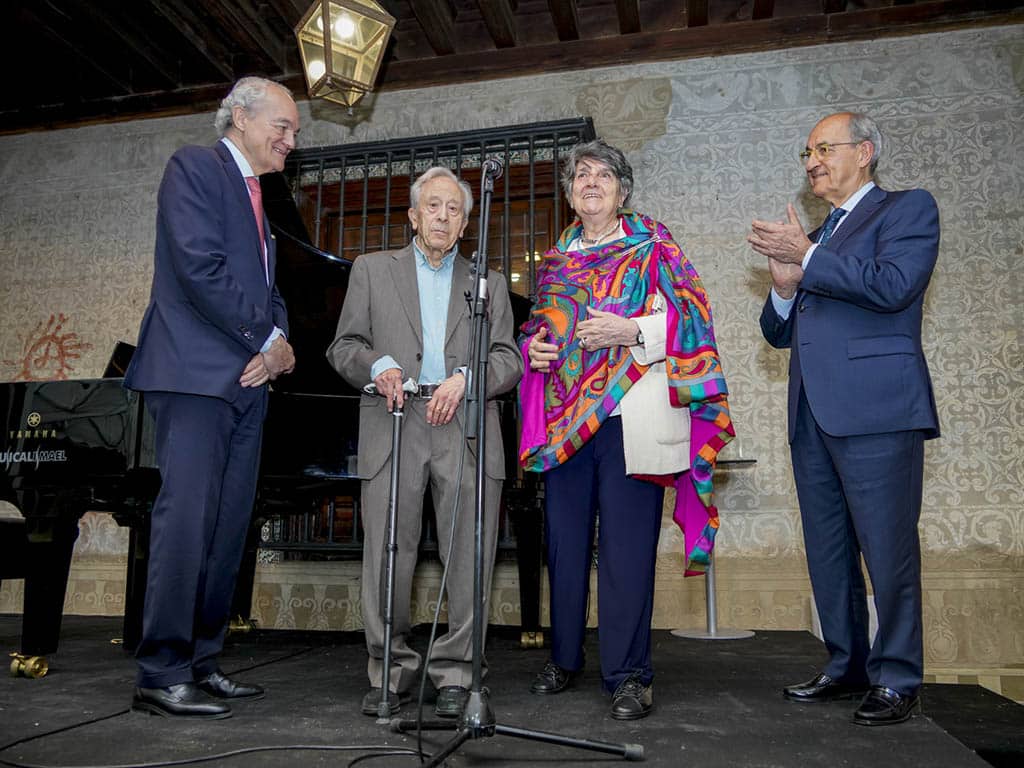 Adiós a Ángel Serrano, cofundador de 'La Casa del Siglo XV' e impulsor del arte contemporáneo en Segovia 2 José Manuel de Riva, Ángel Serrano, Aurora de la Puente y Javier Reguera, en el homenaje en 2024. / FUNDACIÓN ARTE, CULTURA Y PATRIMONIO