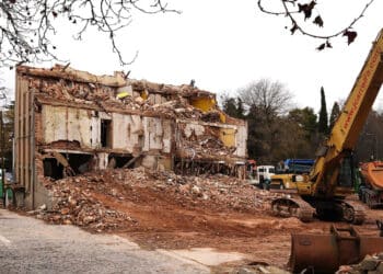 Trabajos de derribo del antiguo Parque de Bomberos de Segovia, en la avenida Padre Claret. / MARIO ANTÓN LOBO