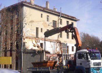 Trabajos de derribo del antiguo Parque de Bomberos de Segovia, en la avenida Padre Claret. / MARIO ANTÓN LOBO