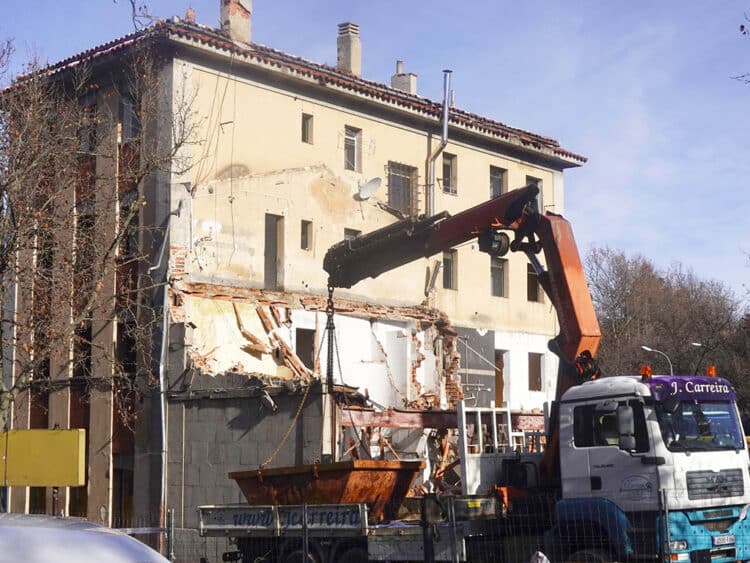 Trabajos de derribo del antiguo Parque de Bomberos de Segovia, en la avenida Padre Claret. / MARIO ANTÓN LOBO