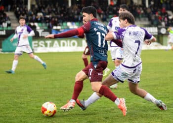 Rubén pugna con un rival en un instante del duelo entre Segoviana y Numancia./J.MARTÍN-G-.SEGOVIANA