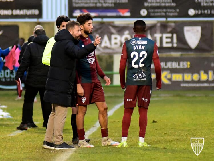 Joaquín Gómez: “El ánimo del vestuario es buenísimo” 1 Joaquín Gómez da instrucciones durante el encuentro entre Segoviana y Numancia en La Albuera./J.MARTÍN-G.SEGOVIANA