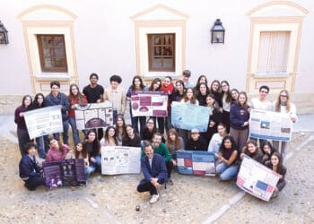 Juan Pablo Ramírez, en el centro abajo, junto con parte del grupo de estudiantes de Diseño que presentaron los proyectos de investigación en el Palacio de Mansilla. / Roberto Arribas