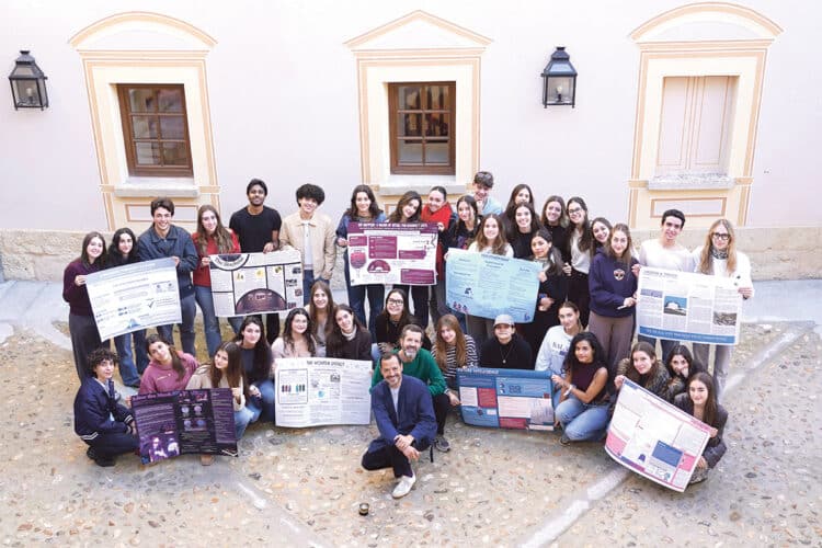 Juan Pablo Ramírez, en el centro abajo, junto con parte del grupo de estudiantes de Diseño que presentaron los proyectos de investigación en el Palacio de Mansilla. / Roberto Arribas