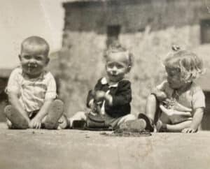 Concha Antón, una vida entre Honrubia de la Cuesta y Sepúlveda 4 Concha junto a dos de sus hermanos.