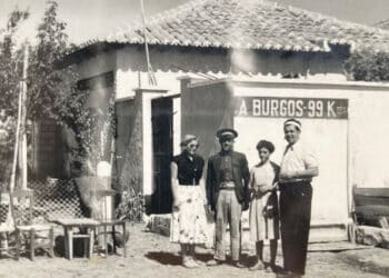 Concha y su padre en la casilla junto a dos personas que iban de paso.