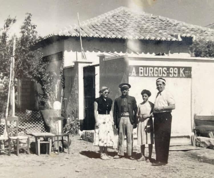 Concha y su padre en la casilla junto a dos personas que iban de paso.