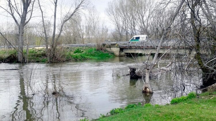 Cuatro municipios segovianos se hallan en zona de riesgo por posibles inundaciones 1 Crecida del Eresma a su paso por el municipio segoviano de Hontanares.