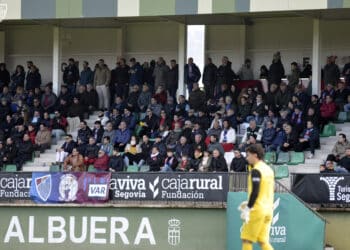 Afición de la Segoviana en la grada de La Albuera./J.MARTÍN-G.SEGOVIANA