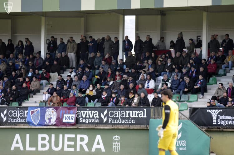 Afición de la Segoviana en la grada de La Albuera./J.MARTÍN-G.SEGOVIANA