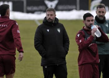 Joaquín Gómez, durante su primera sesión de entrenamiento como técnico de la Segoviana./J.MARTÍN-G.SEGOVIANA