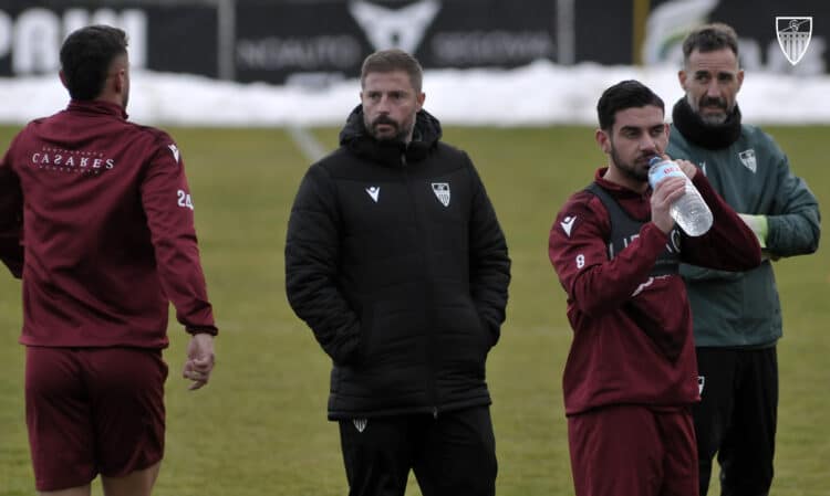 Joaquín Gómez, durante su primera sesión de entrenamiento como técnico de la Segoviana./J.MARTÍN-G.SEGOVIANA