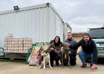 La concejala, con los miembros de la asociación. / Ayuntamiento