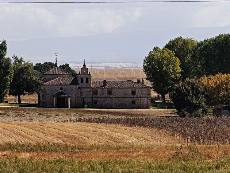 Ermita de Nuestra Señora del Bustar, en Carbonero el Mayor. Fotografía de José Antonio Santos.
