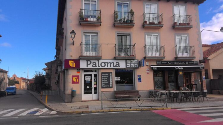 Fachada del estanco La Paloma en San Cristóbal. / E.A.