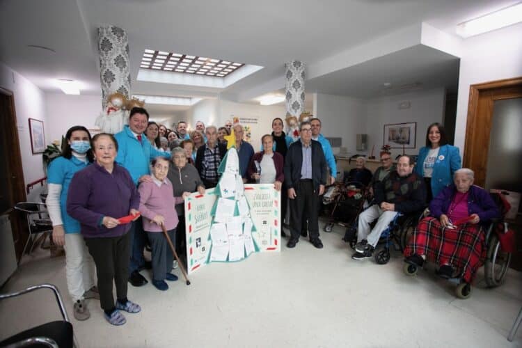 El Director de la entidad en la Comunidad participó en la entrega de regalos a las personas mayores de la residencia de Osorno, en Palencia.