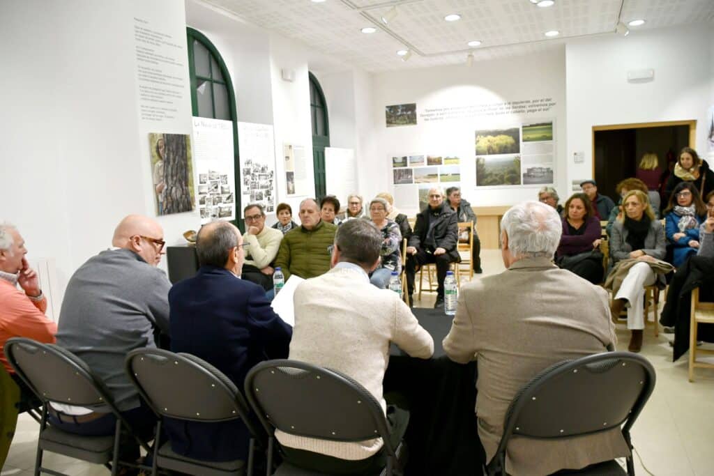 La joven escritora alicantina Maroua Bensfia gana el Gil de Biedma por su poema 'El silencio y la búsqueda' 2 El resulta del fallo a los mejores poemas presentados fue seguido con interes