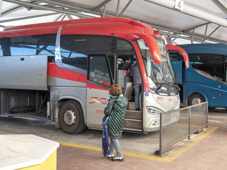 Autobús de Avanza, de la línea entre Segovia y Madrid.