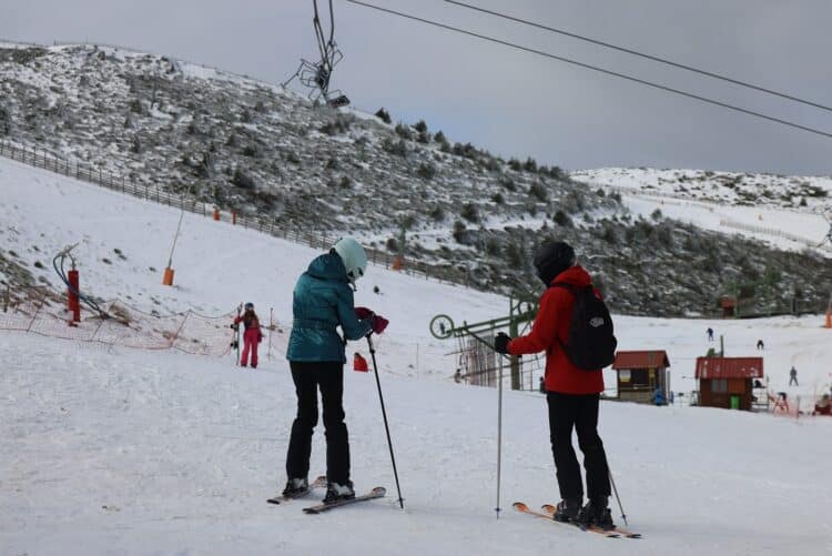 Usuarios de la estación, con el telesilla por encima. / LA PINILLA