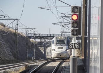 Tren de alta velocidad (AVE) llegando a la estación de Segovia-Guiomar. / KAMARERO