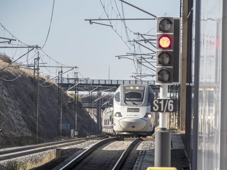 Tren de alta velocidad (AVE) llegando a la estación de Segovia-Guiomar. / KAMARERO