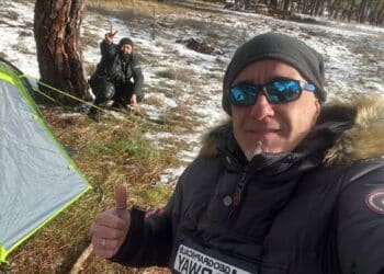 Los primeros participantes preparan sus tiendas. /LA LEYENDA CONTINÚA