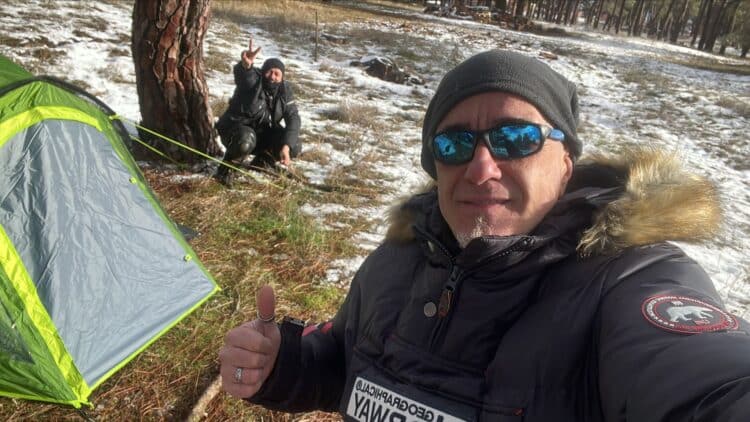 Los primeros motoristas de ‘La Leyenda Continúa’ se instalan en El Hoyal de Cantalejo 1 Los primeros participantes preparan sus tiendas. /LA LEYENDA CONTINÚA