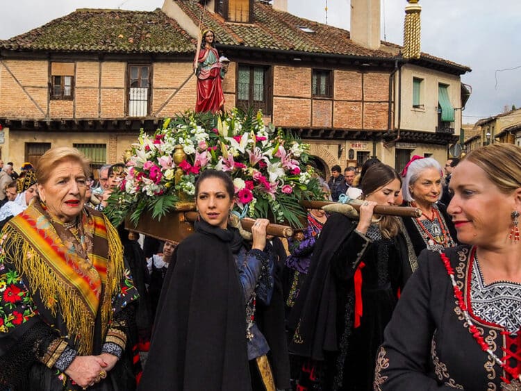 Celebración de la fiesta de Santa Águeda en el barrio de San Lorenzo de Segovia (2025). / HÉCTOR CRIADO