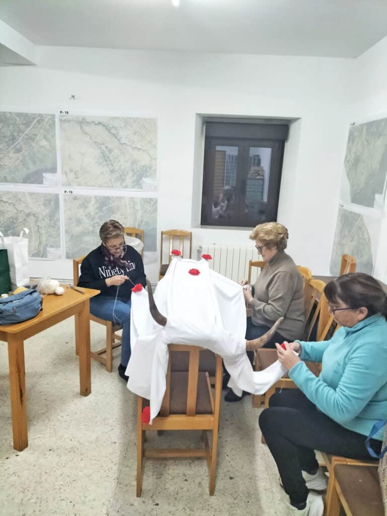 Santo Tomé, un Carnaval de aúpa (I) 2 Grupo de mujeres preparando la vaquilla.