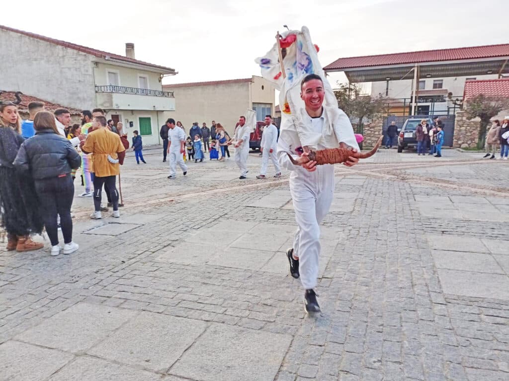 Santo Tomé, un Carnaval de aúpa (I) 3 La vaquilla, corriendo.