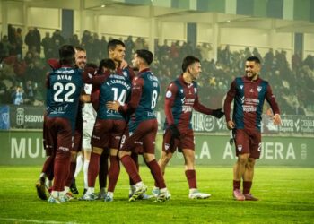 Los jugadores de la Segoviana celebran el tanto de Fer Llorente en el encuentro ante el Lealtad celebrado en La Albuera./HÉCTOR CRIADO
