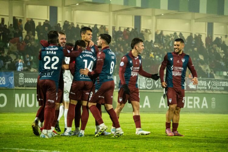 Los jugadores de la Segoviana celebran el tanto de Fer Llorente en el encuentro ante el Lealtad celebrado en La Albuera./HÉCTOR CRIADO