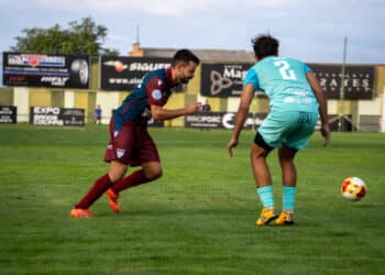 Samu Manchón durante un instante del encuentro celebrado en La Albuera entre Segoviana y UD Sámano./HÉCTOR CRIADO
