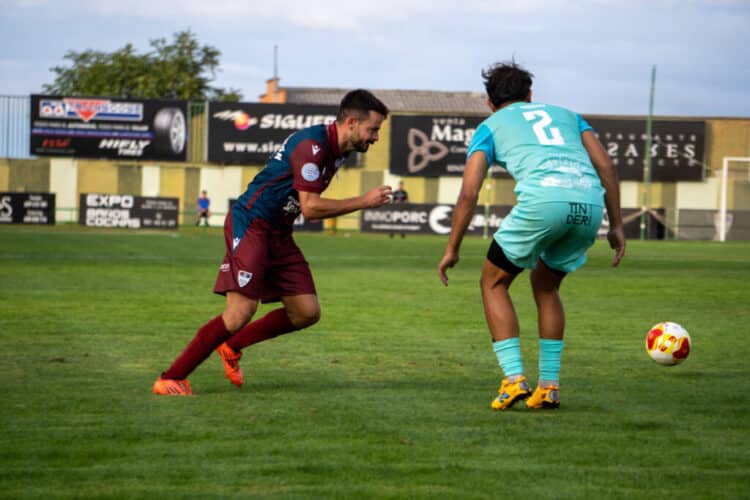Samu Manchón durante un instante del encuentro celebrado en La Albuera entre Segoviana y UD Sámano./HÉCTOR CRIADO