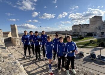 Los capitanes de diferentes categorías posan con el brazalete./CD CUÉLLAR