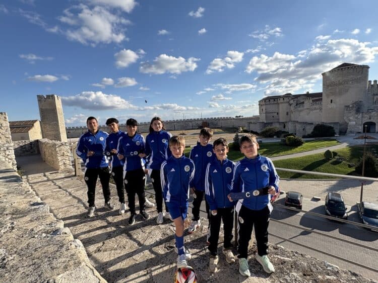 El CD Cuéllar estrena brazalete de capitán con el castillo de la villa 1 Los capitanes de diferentes categorías posan con el brazalete./CD CUÉLLAR
