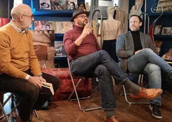 El periodista Javier Márquez, en el centro, durante la presentación de su último libro “Las Sombras del Poder en 35 MM“.