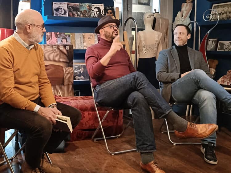 El periodista Javier Márquez, en el centro, durante la presentación de su último libro “Las Sombras del Poder en 35 MM“.