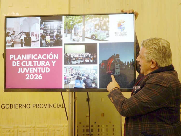 La Diputación impulsa nuevas iniciativas culturales para dinamizar la vida en los pueblos 1 El diputado de Cultura, José María Bravo, presenta las previsiones del Área de este año. / DIPUTACIÓN DE SEGOVIA