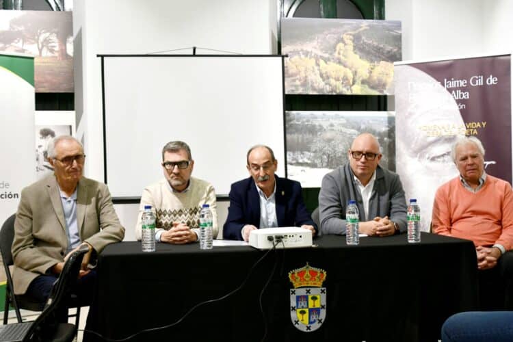 Los miembros del jurado durante el acto de hacer publico el fallo del Premio de Poesía/AMADOR MARUGÁN