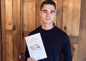 Marcos García de Blas con su obra, ‘El libro de los sueños perdidos’.