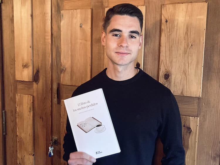 Marcos García de Blas con su obra, ‘El libro de los sueños perdidos’.